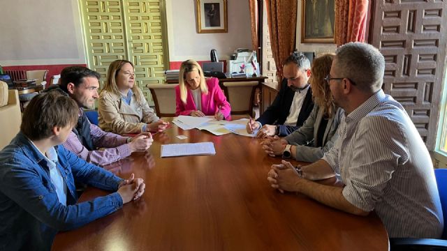 La alcaldesa de Cehegín firma un convenio con APCOM