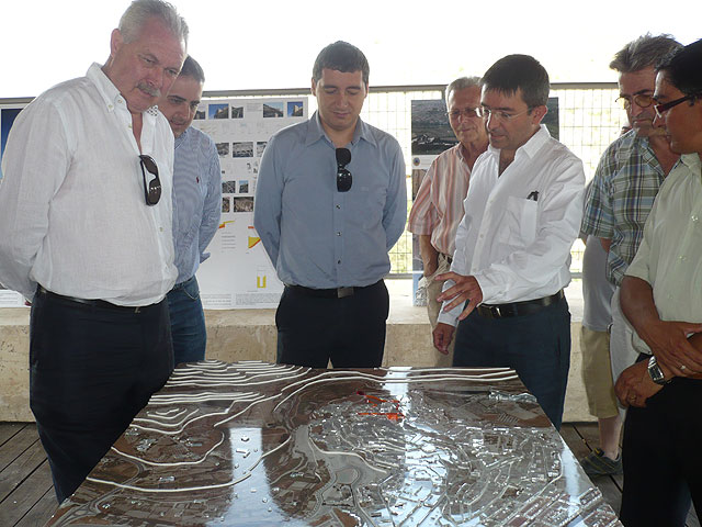 El consejero de Cultura y Turismo, Pedro Alberto Cruz (en el centro de la imagen), visitó esta mañana la Torre del Ladrón de Agua de Cehegín tras las obras de rehabilitación / CARM