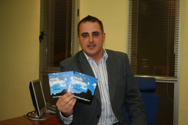 Francisco Abril muestra los folletos promocionales que Cehegín llevará a FITUR
