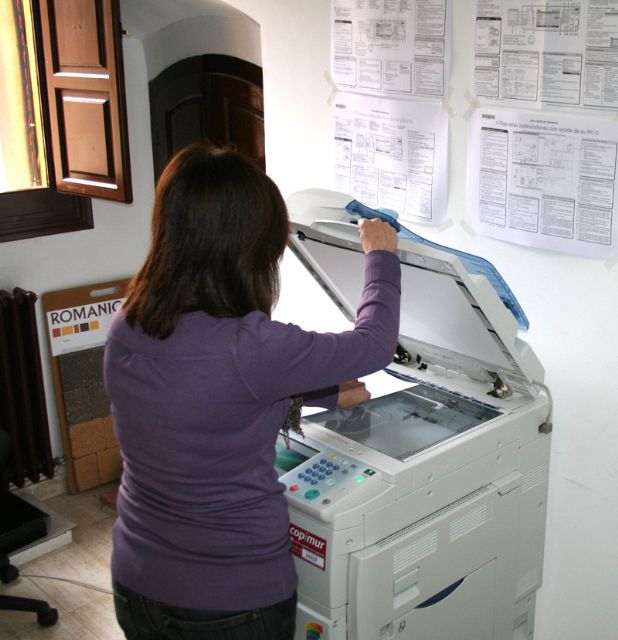 Un usuario realiza una fotocopia en uno de los nuevos equipos instalados en el Ayuntamiento