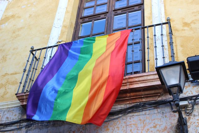La bandera arcoíris ondea, de nuevo, Ayuntamiento de Cehegín, para conmemorar el Día de la Diversidad Sexual
