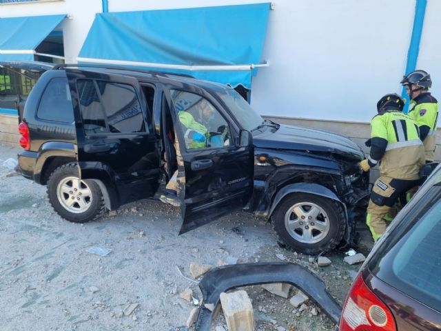 Trasladado al hospital al conductor de un turismo, herido muy grave al chocar contra un muro, en Cehegín